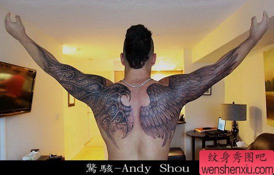 男性后背到手臂一半天使一半恶魔翅膀纹身图案缩略频道推荐图