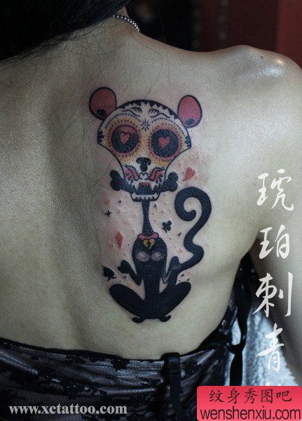 女生后背流行另类的猫咪纹身图案