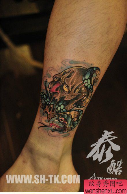 腿部经典流行的school风格的蛇与骷髅纹身图案