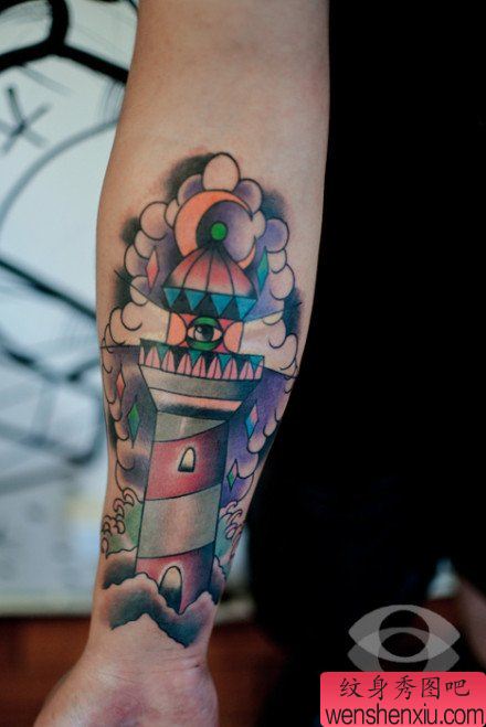 手臂流行流行的彩色灯塔纹身图案