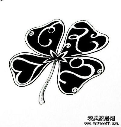 一幅小巧流行的图腾四叶草纹身手稿