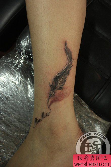 腿部流行唯美的黑白羽毛纹身图案