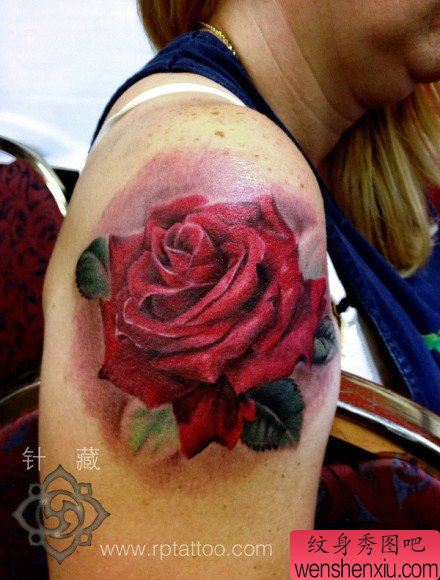 手臂漂亮流行的彩色玫瑰花纹身图案