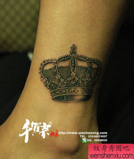 女生小腿处流行经典的黑白皇冠纹身图案