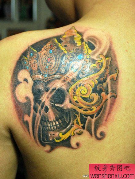 男生后肩背流行经典的嘎巴拉纹身图案