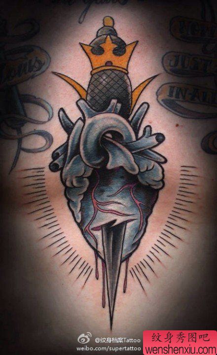 男性前胸穿透心脏的匕首纹身手稿