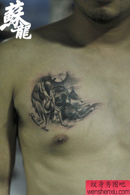 男性前胸一幅坐在墓地的天使纹身图案