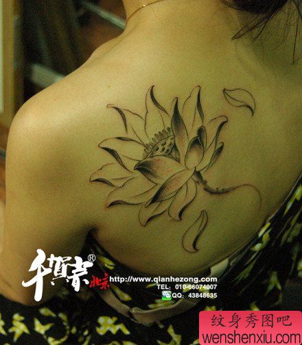 女生肩背流行漂亮的黑白莲花纹身图案