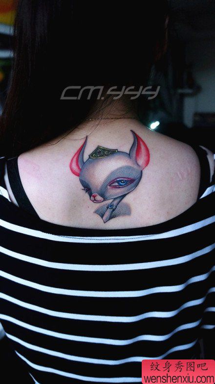 女生后背可爱流行的小猫咪纹身图案