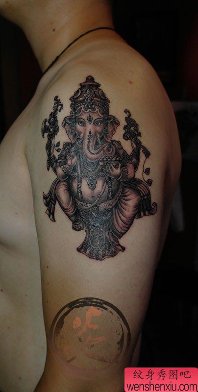 男性手臂唯美经典的黑白象神纹身图案