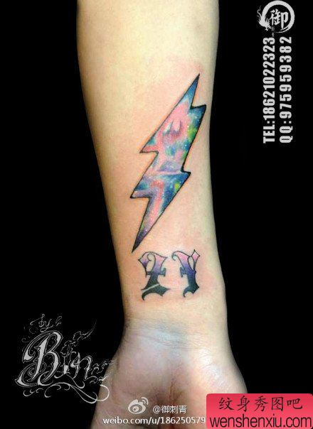 女生手腕小巧流行的彩色星空闪电纹身图案