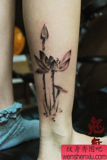 女生腿部唯美流行的水墨莲花纹身图案