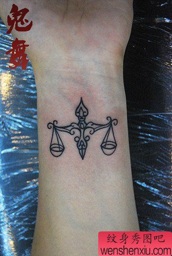 女生手腕一幅经典的天秤座符号纹身图案