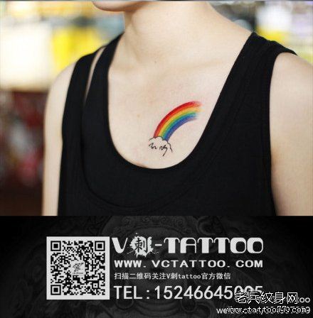 女生前胸小巧流行的小彩虹纹身图案