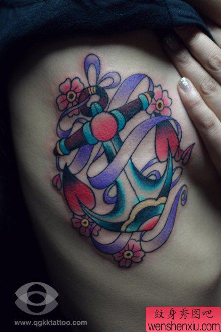 美女侧胸漂亮流行的船锚纹身图案