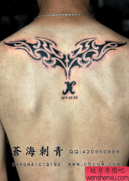 男生后背流行经典的图腾纹身图案