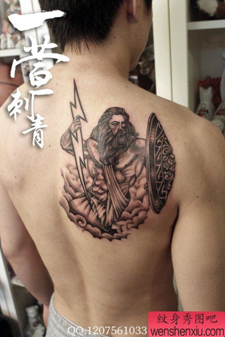男性后肩背一幅宙斯纹身图案