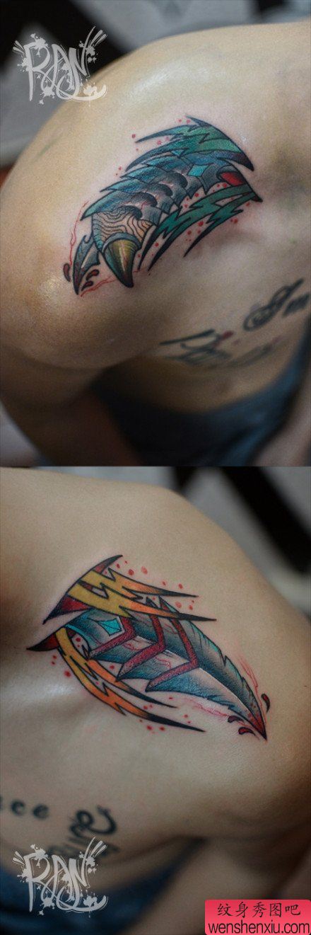 经典超酷的男性肩膀处匕首纹身图案