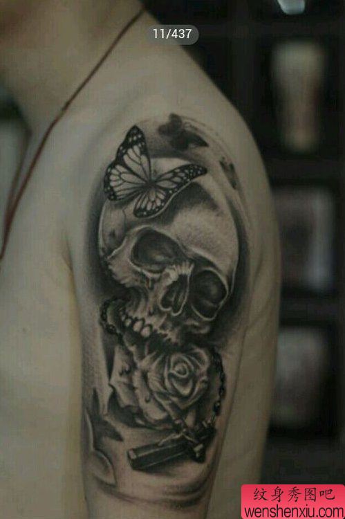 一幅欧美素描黑白骷髅与玫瑰花纹身图案