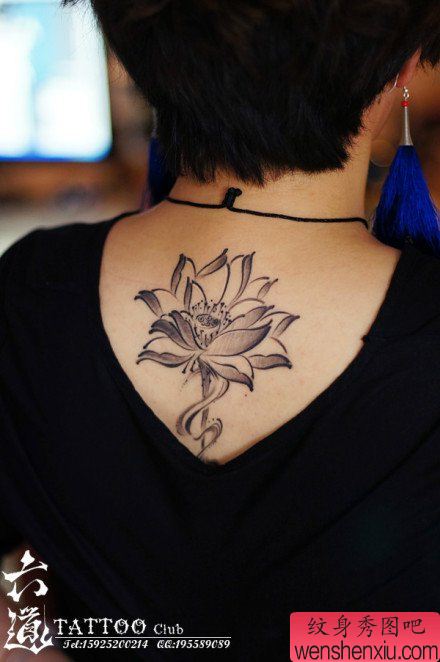 女生背后唯美的黑白莲花纹身图案