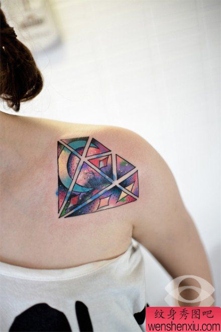 女生肩膀处漂亮的星空钻石纹身图案