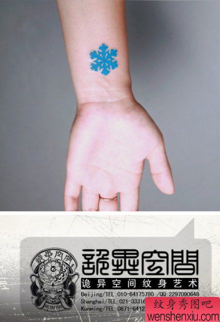 女生手腕流行简单的蓝色雪花纹身图案