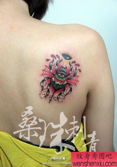 美女肩背漂亮流行的彩色蜘蛛纹身图案