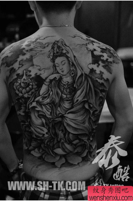 男生后背一幅流行流行的满背观音纹身图案