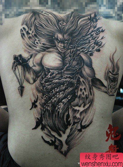 后背一幅邪恶的牛顿纹身图案