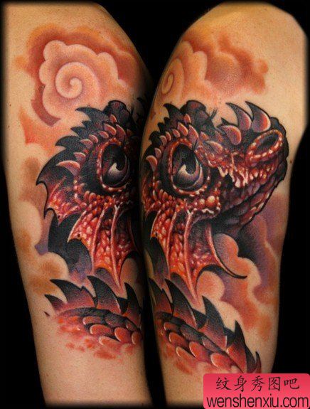 手臂一幅经典流行的欧美龙纹身图案