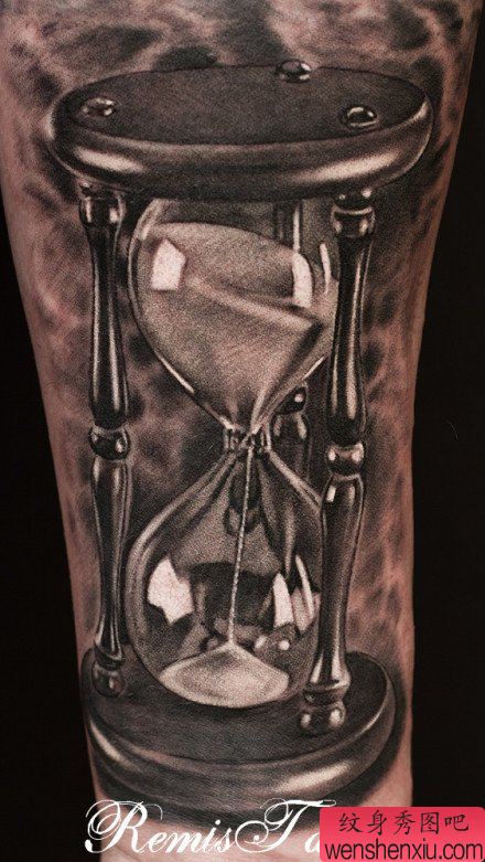 一幅流行写实的沙漏纹身图案