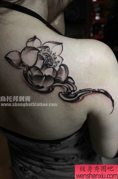 女生后肩背流行唯美的黑白莲花纹身图案