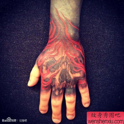 男性手背经典流行的骷髅火焰纹身图案