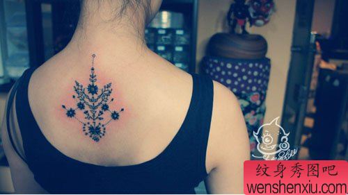 女生后背唯美流行的藤蔓图腾纹身图案