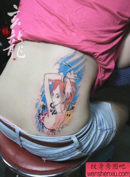 女生腰部漂亮的卡通海贼王娜美纹身图案