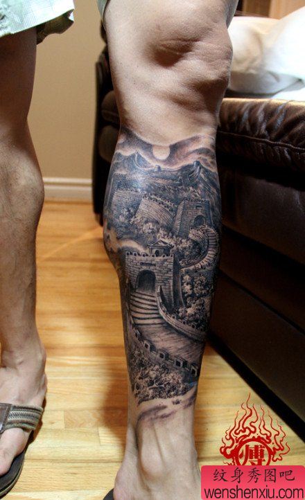 男性腿部超帅的一幅万里长城纹身图案