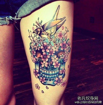 女生腿部漂亮流行花骷髅纹身图案