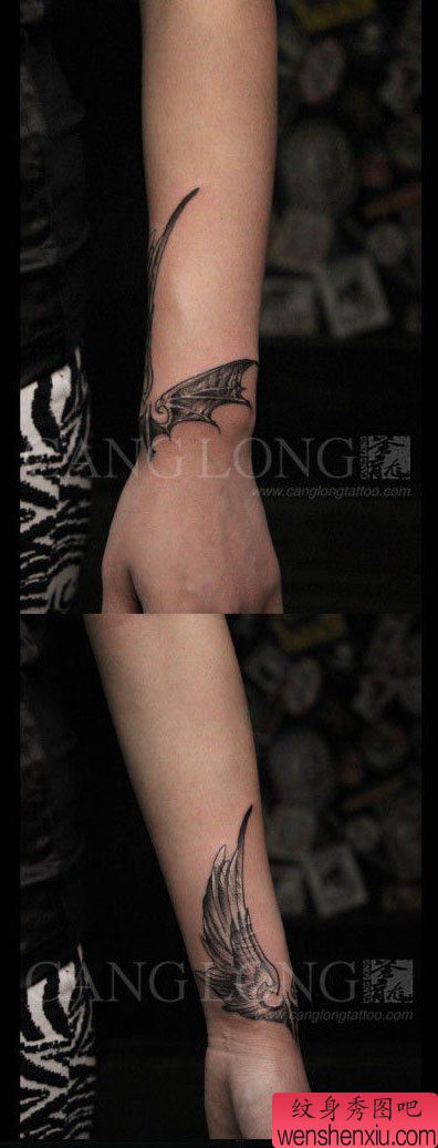 手腕流行流行的一半天使一半恶魔翅膀纹身图案