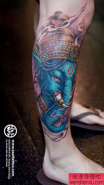 男性腿部经典帅气的彩色象神纹身图案