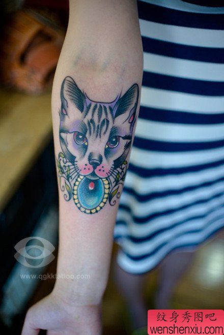 女生手臂流行经典的school风格的猫咪纹身图案