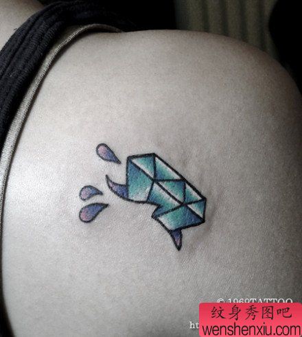 女生肩背小巧流行的一幅小钻石纹身图案