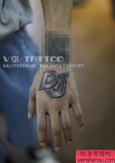 男生手背经典的金属风格的字母纹身图案