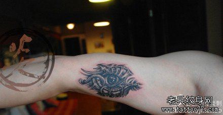 男性手臂内侧经典的一幅机械眼睛纹身图案