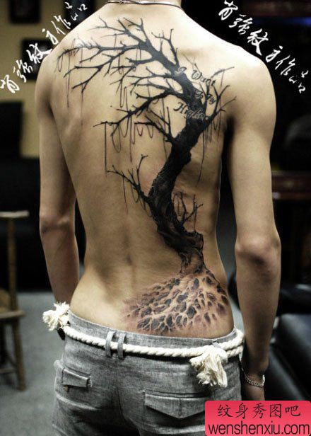 后背经典流行的树纹身图案