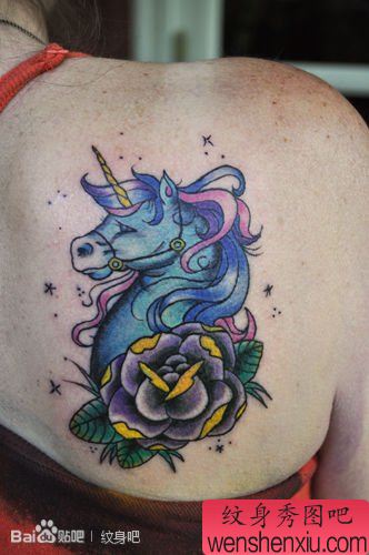 男生后肩背流行流行的彩色独角兽纹身图案