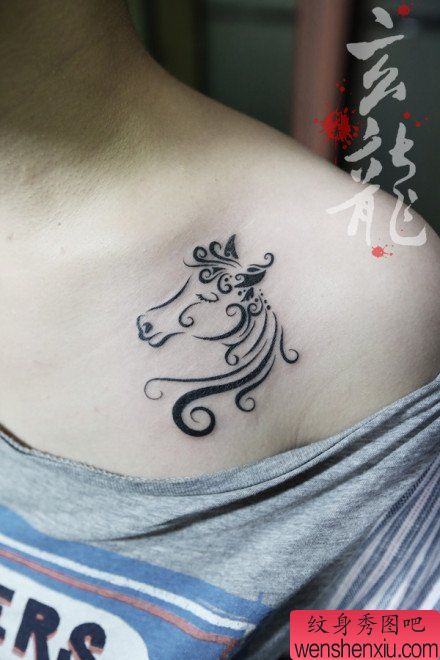女生前胸唯美经典的图腾马纹身图案