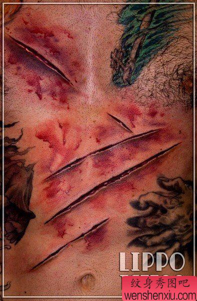 男性前胸超酷另类的撕皮纹身图案