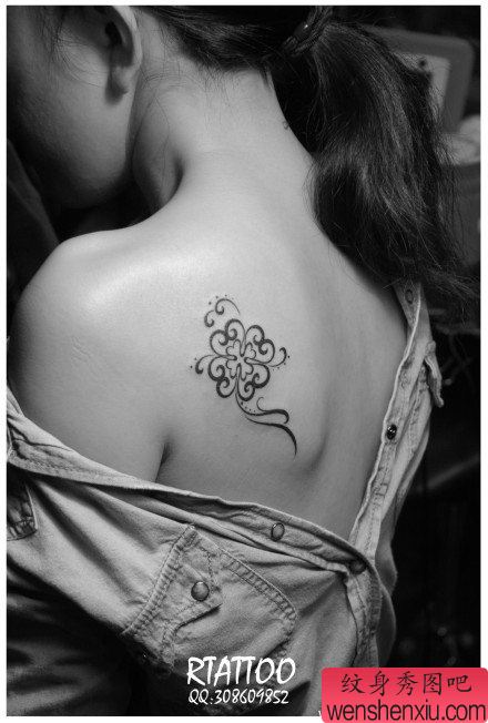 女生肩背唯美流行的图腾四叶草纹身图案