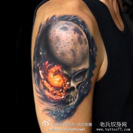 手臂一幅超酷经典的欧美星空与骷髅纹身图案