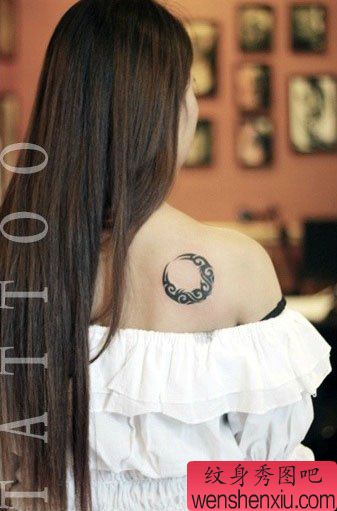 女生肩背流行经典的图腾月亮纹身图案